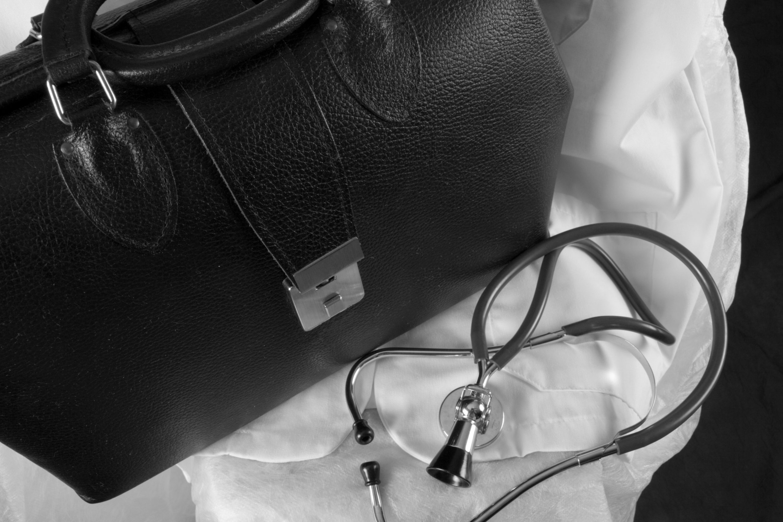Smartphones Revive the Black Bag for Doctors A Mixed Blessing? Medical